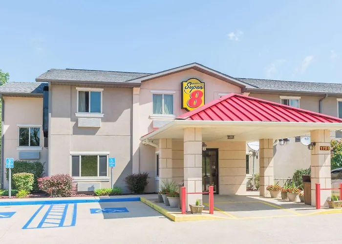 Super 8 By Wyndham Bloomington University Area